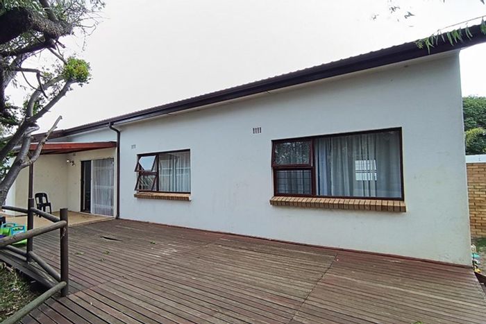 Welgelegen House For Sale: Spacious layout, three bedrooms, study, and ample light.