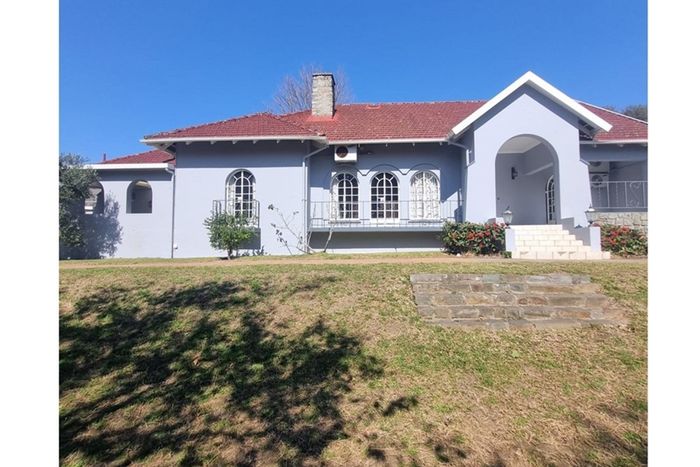 House To Rent in Selborne: Features pool, flatlet, garden, and security amenities.