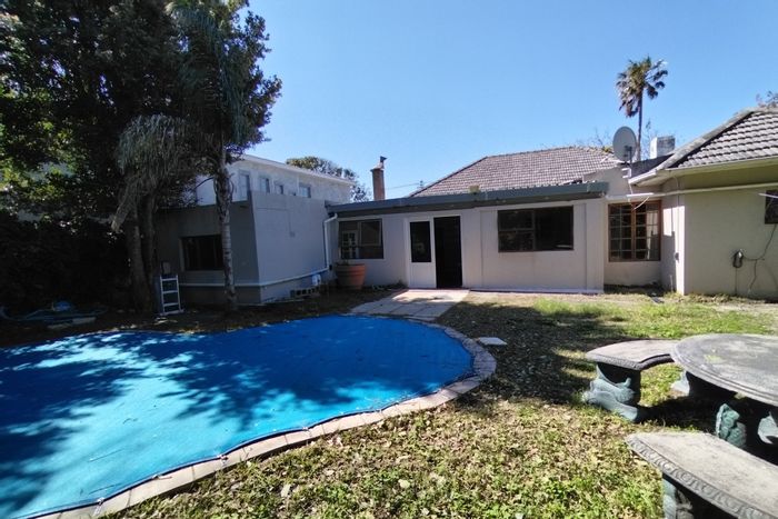 Rondebosch House To Rent: 5 bedrooms, pool, entertainment room, secure parking.