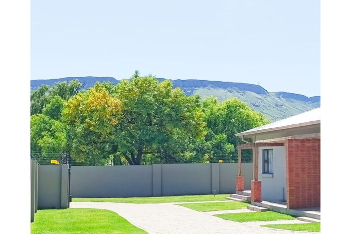 Harrismith Central Apartment To Rent: Uncapped WiFi, shaded parking, close to amenities.