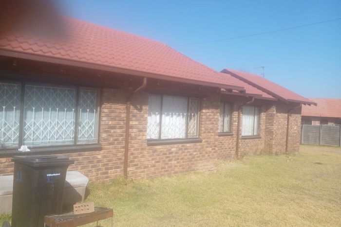 3-bedroom house with secure yard, remote gate, near schools and mall in Birchleigh North. To Rent.