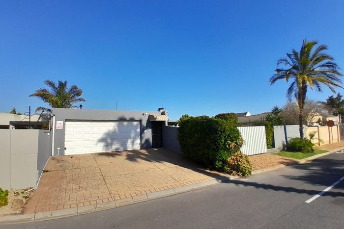 For Sale: House in Parklands with 3 bedrooms, entertainment area, and security features.