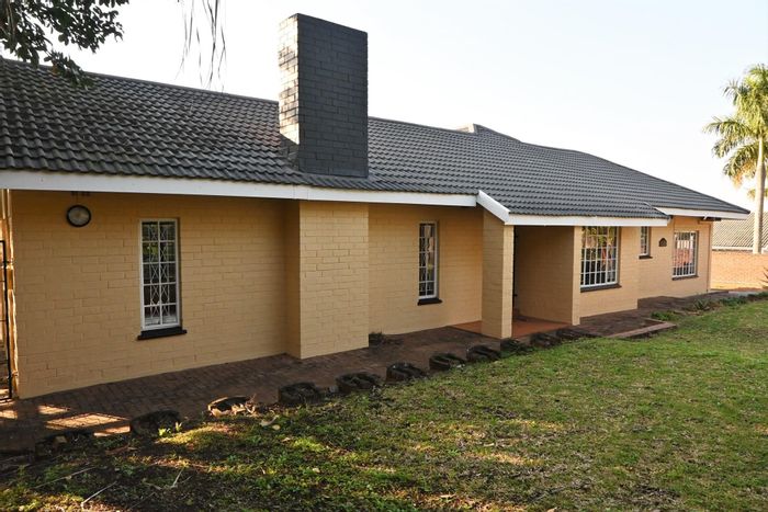 Kildare House For Sale: 4 bedrooms, pool, security, spacious yard, and braai area.