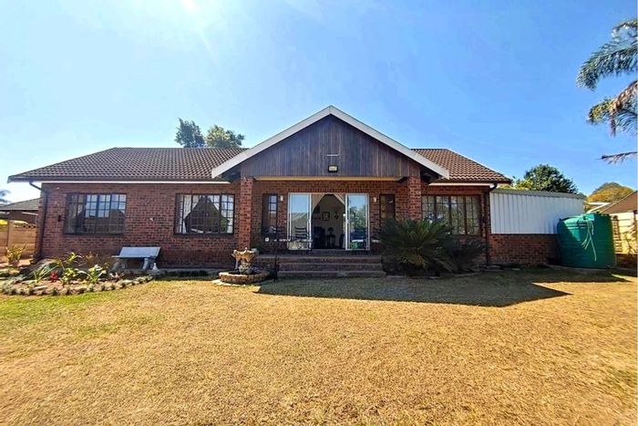 Hayfields House For Sale: 4 Bedrooms, Flatlet, Secure, Patio Bar, Braai Area.