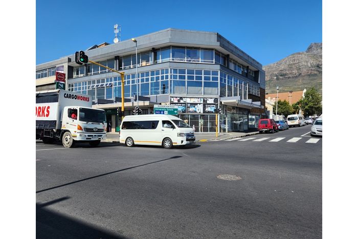 Office to Rent in Woodstock: 360m², first floor, kitchen, parking, great transport access.