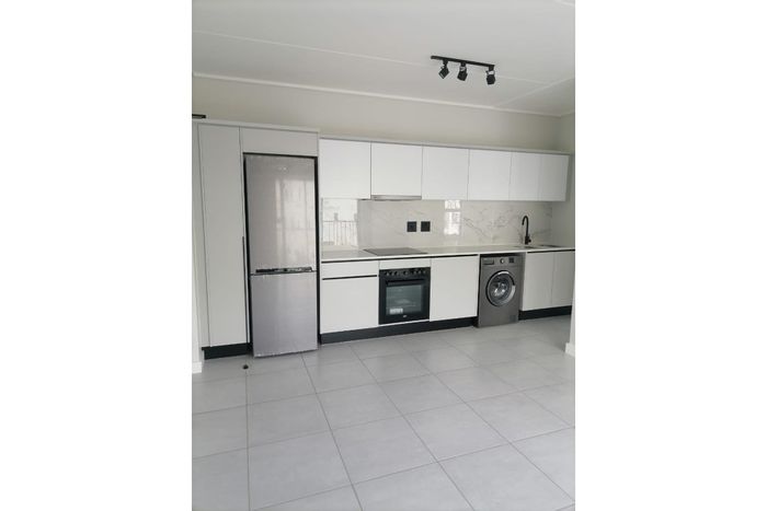 Kyalami Apartment To Rent: 1 Bed, Pool, Gym, Squash Court, Balcony Access.