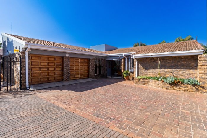 Eldoraigne House For Sale: 3 Bedrooms, study, large patio, double garage, solar power.