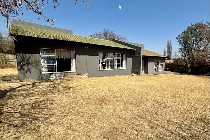 For Sale: 4-bedroom house in Sasolburg Ext 11 with security, garages, and garden.