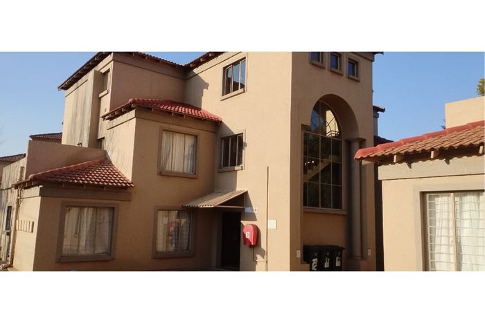 Weltevreden Park Apartment To Rent: 3 bedrooms, patio, playground, close to amenities.