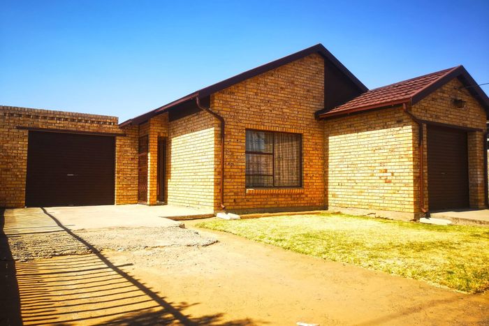 For Sale: 3-Bedroom House in Grasslands with garage, en-suite, and family-friendly layout.