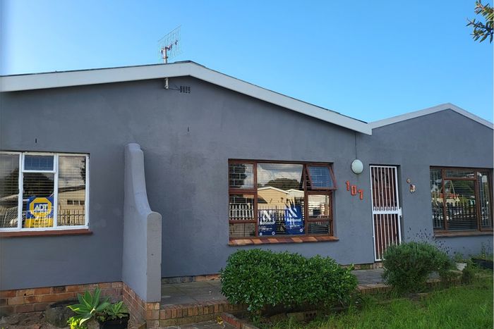 Tijgerhof House For Sale: 3 bedrooms, flatlet, pool, parking, development potential.