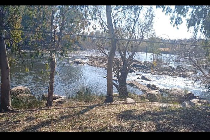 Parys Central Farm For Sale: 140 ha, riverfront, landing strip, game included.