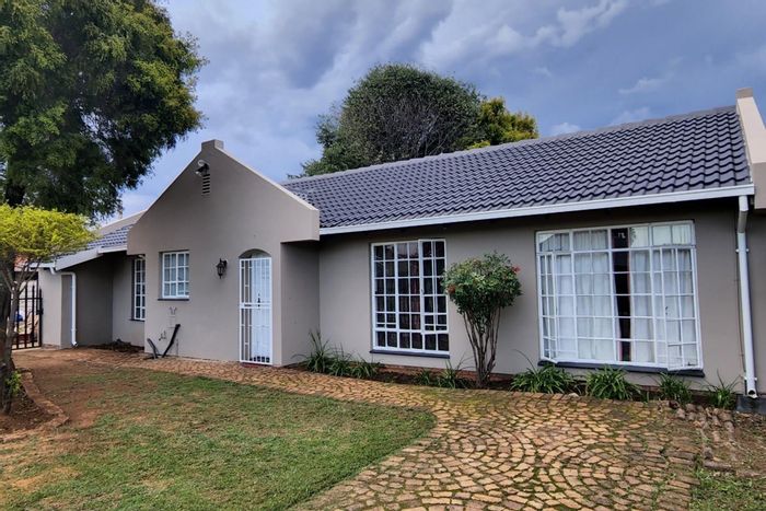 Huntingdon House To Rent: 4 Bedrooms, open plan living, garden, carport.