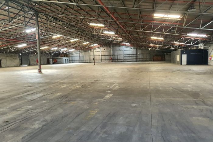 To Rent: 3999m2 Industrial Warehouse in Struandale with 3-phase power, multiple access points.