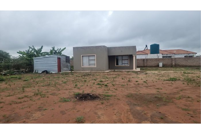 House for Sale in Mankweng: Cash sale, developing area, alternative utilities available.