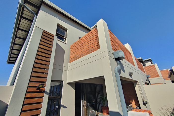 Glen Marais Townhouse To Rent: 2 beds, pet-friendly, private garden, close to amenities.