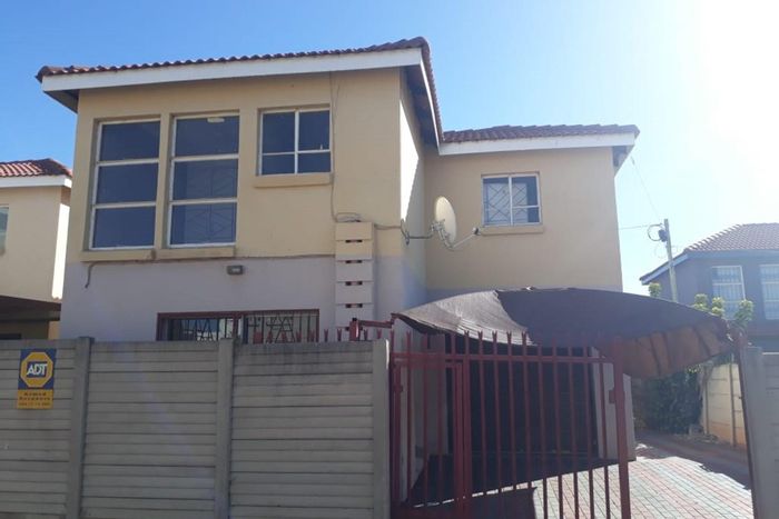 House To Rent in Karenpark: 3 bedrooms, garage, security system, near amenities.