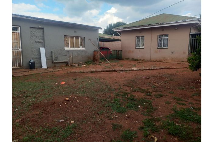 Newlands House For Sale: 3 Bedrooms, flatlet, braai area, large land for expansion.