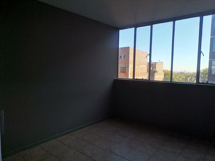 Property #851K_55, Flat rental monthly in Yeoville