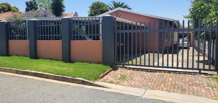 Property #ENT0241053, House for sale in Sophiatown