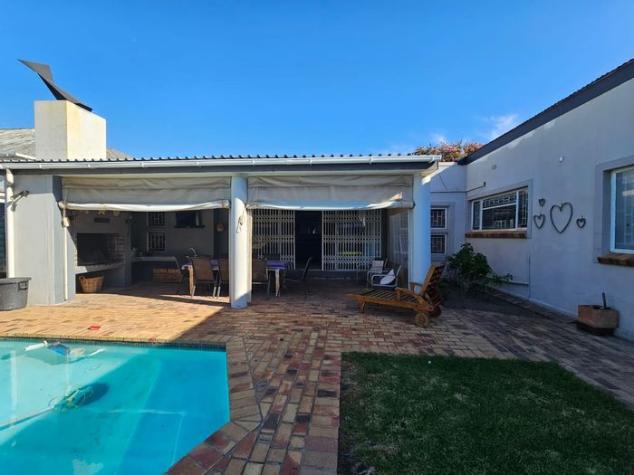 Property #ENT0244334, House for sale in Paarl West