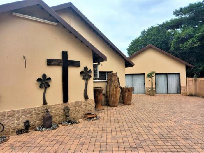 Property #ENT0245345, House for sale in Brits Central