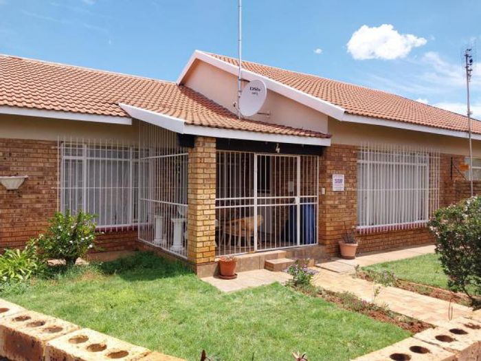Property #ENT0248796, House for sale in Stilfontein