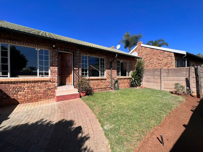 Property #ENT0248930, Townhouse for sale in Rooihuiskraal North