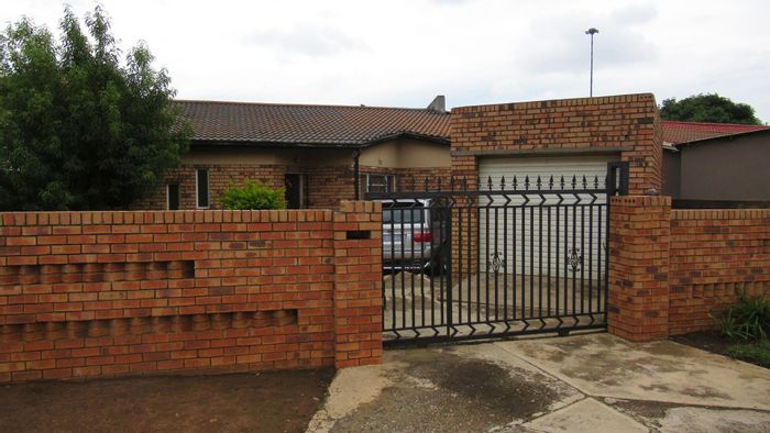 Property #ENT0248939, House for sale in Pimville