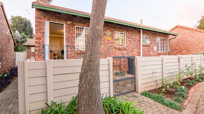Property #ENT0249902, Townhouse for sale in Die Hoewes