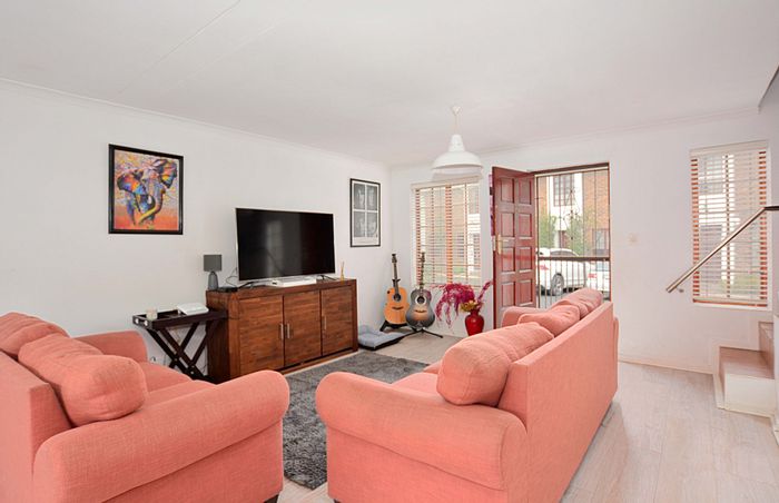 Property #ENT0250928, Townhouse for sale in Durbanville