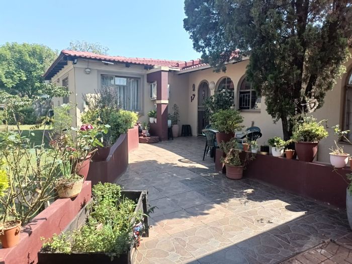 Heuweloord House For Sale: 4 Bedrooms, Pool, Lapa, Close to Schools and Shops.