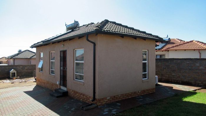 Property #ENT0252184, House for sale in Lenasia