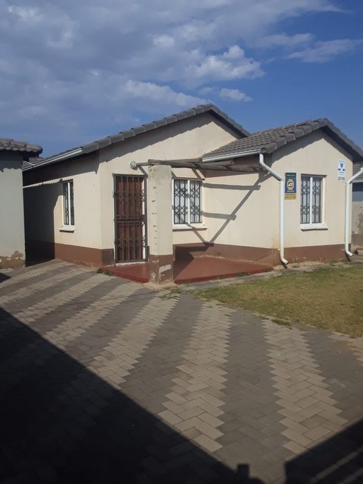 Property #ENT0253175, House for sale in Protea Glen