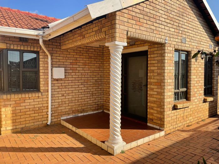 Property #ENT0253359, House for sale in Protea Glen