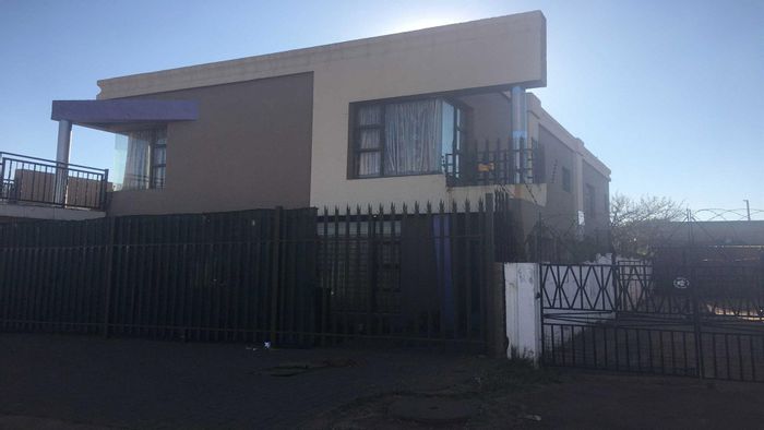 Property #ENT0253922, House for sale in Lenasia