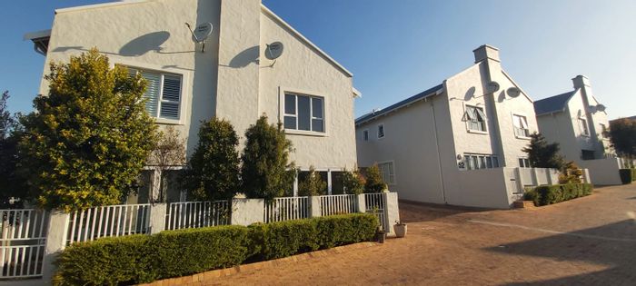 Property #ENT0254257, Townhouse for sale in Bryanston