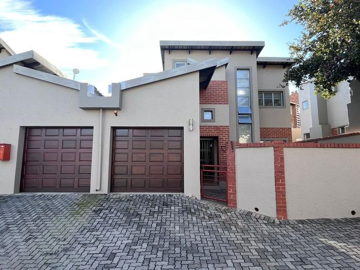 Property #ENT0254425, Townhouse pending sale in Die Hoewes