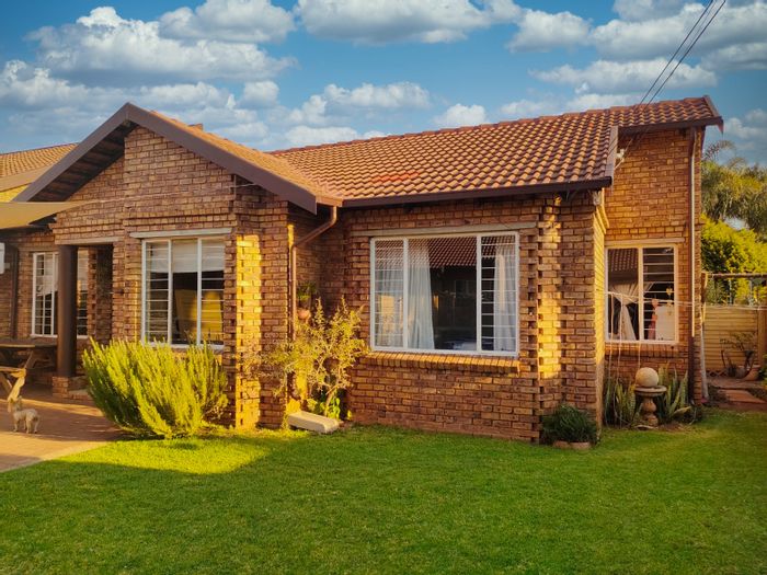 Property #ENT0254931, Townhouse for sale in Rooihuiskraal North