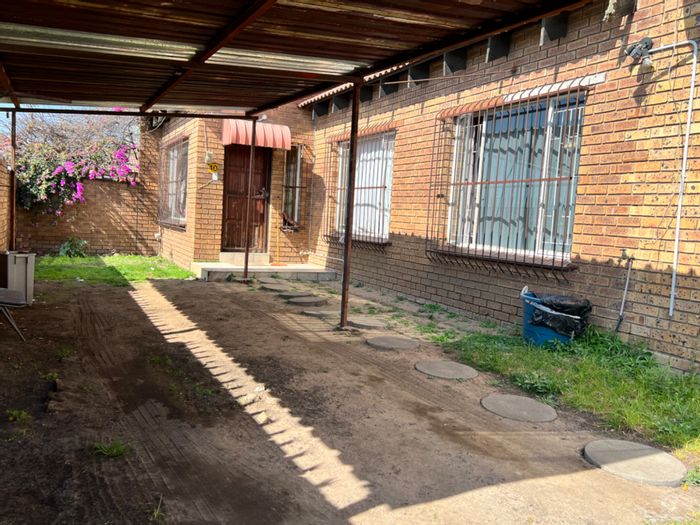 Property #ENT0255317, Townhouse for sale in Witbank Ext 5