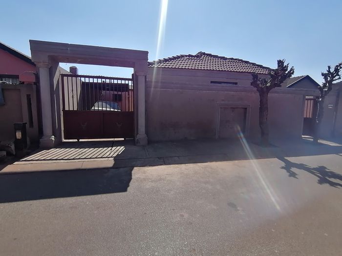 Property #ENT0256803, House for sale in Protea Glen