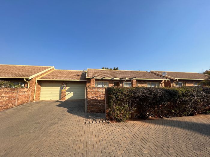 Property #ENT0256837, Townhouse for sale in Rooihuiskraal & Ext