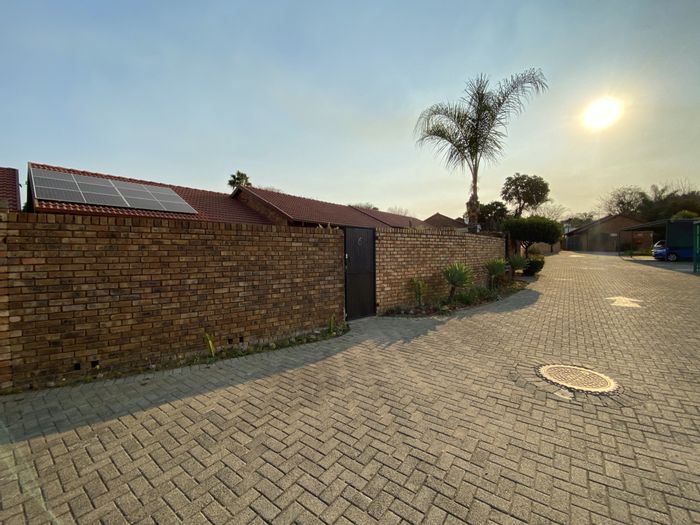 Property #ENT0257488, Townhouse for sale in Garsfontein