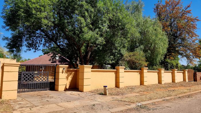 Property #ENT0257823, House for sale in Stilfontein Ext 4