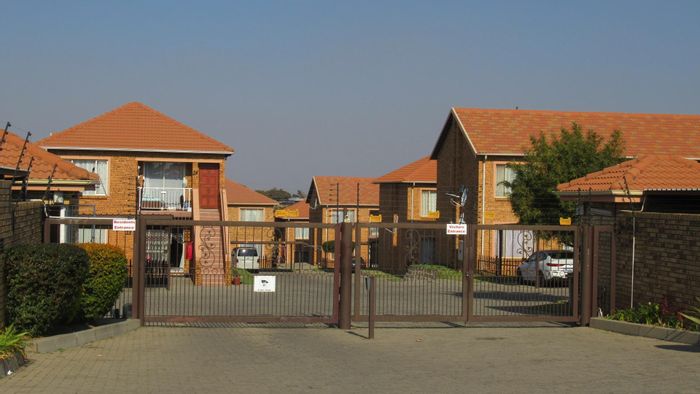 Property #ENT0258144, Townhouse for sale in Johannesburg Central