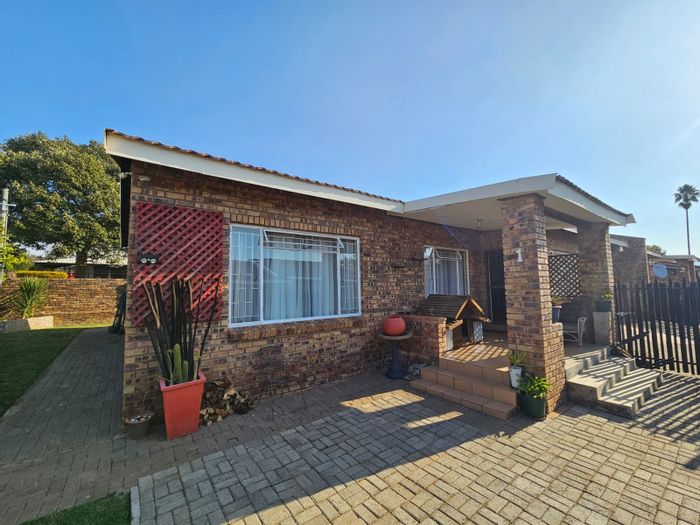 Property #ENT0258130, Townhouse for sale in Lydenburg