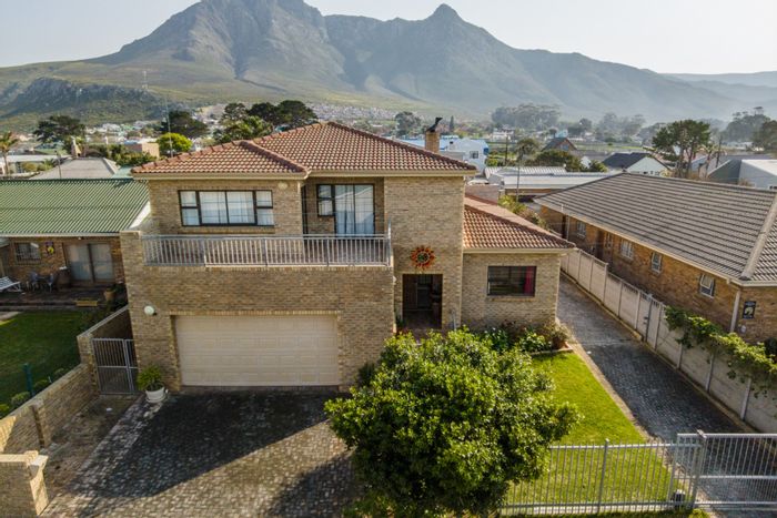 Property #ENT0258211, House pending sale in Kleinmond Central