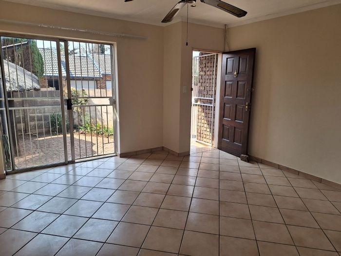 Property #ENT0258571, Townhouse for sale in Rooihuiskraal North