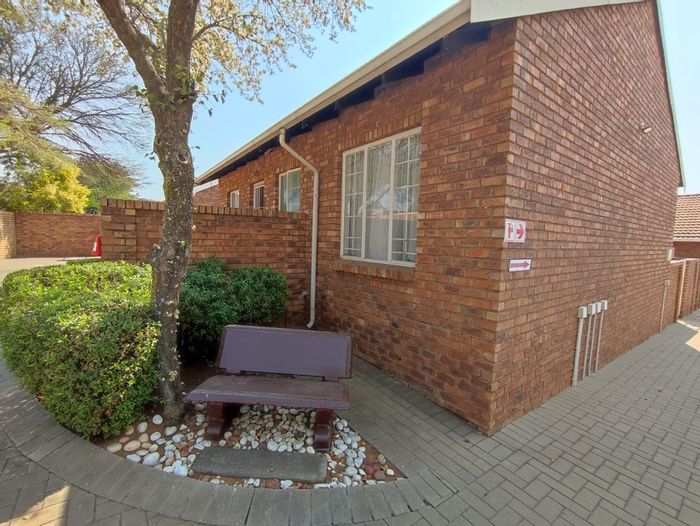 Property #ENT0258533, Townhouse pending sale in Rooihuiskraal North