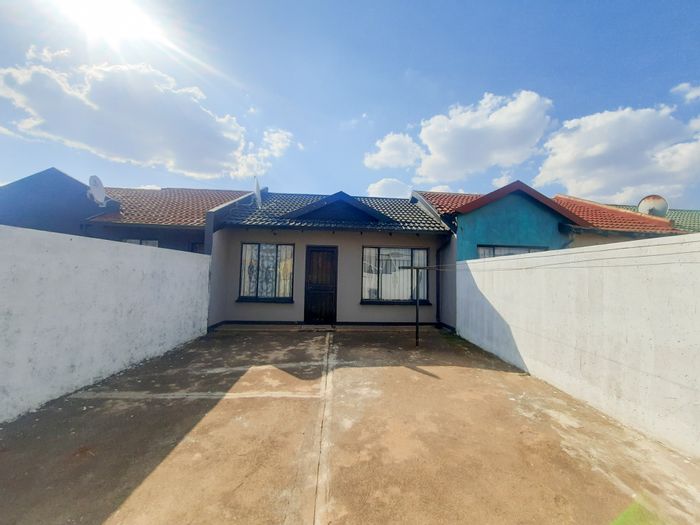 Property #ENT0258748, Townhouse for sale in Protea Glen